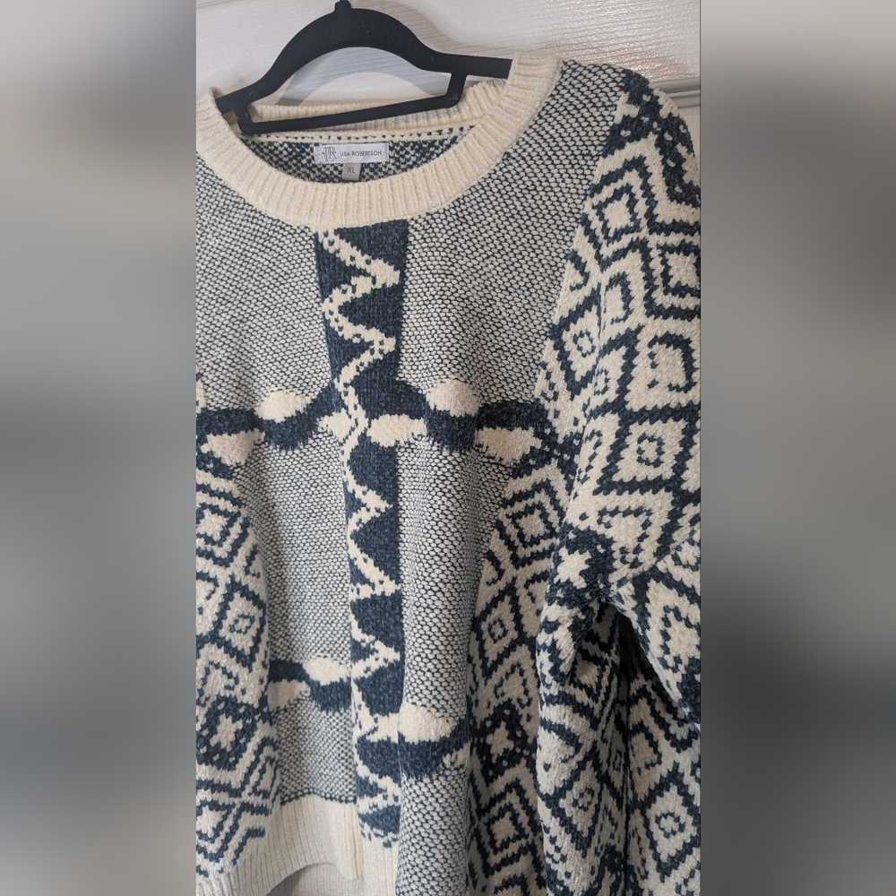 Chic Monochrome Patterned Sweater - image 4